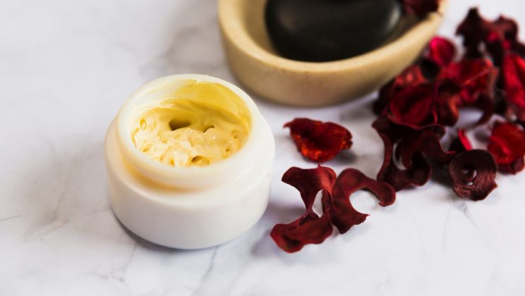 Crema de gălbenele: Soluția naturală pentru hidratarea și vindecarea pielii