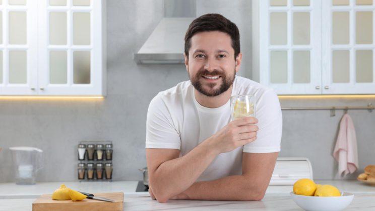 Beneficiile consumului de apă cu lămâie dimineața