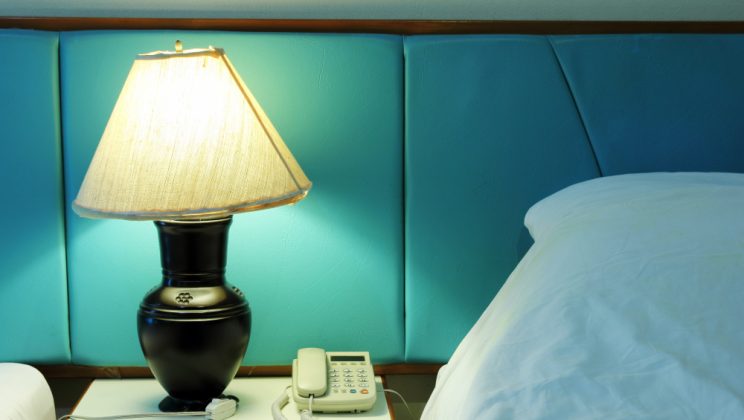 Aplice swing-arm extra-lungi pentru lectură nocturnă în pat