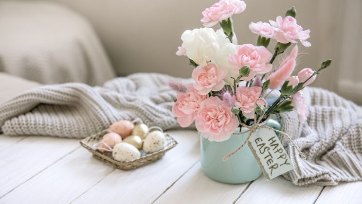 Decorarea cu vaze și flori naturale pentru o atmosferă fresh în casă