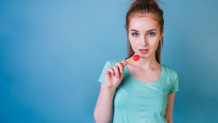 Cum faci buzele să arate îngrijite chiar și fără mult produs