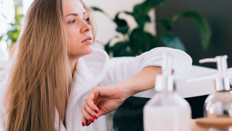 Leave-in sau serum de păr: ce face fiecare și când îl folosești