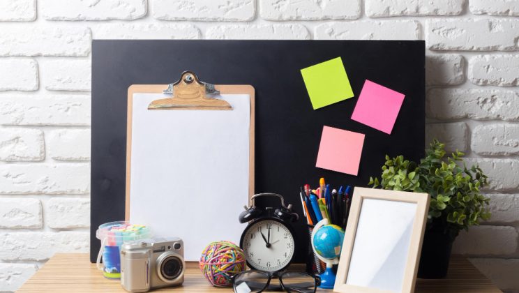 Colțul de lucru creativ: panou de inspirație, lumină bună și organizare discretă