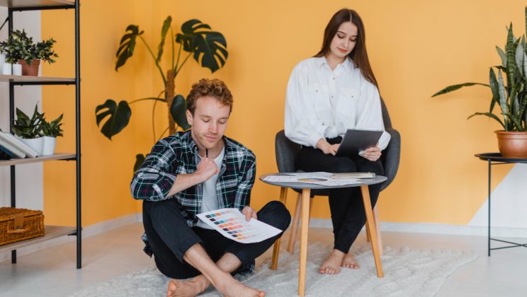 Casa cu fotografii personale integrate ca elemente de design contemporan