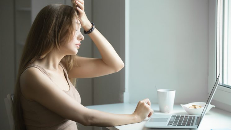 Durerile de cap asociate ecranelor pot avea legătură cu vederea, postura sau iluminatul