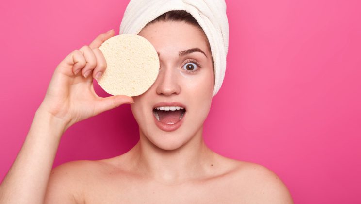 Apa micelară trebuie clătită? Răspunsul la una dintre cele mai comune întrebări de beauty