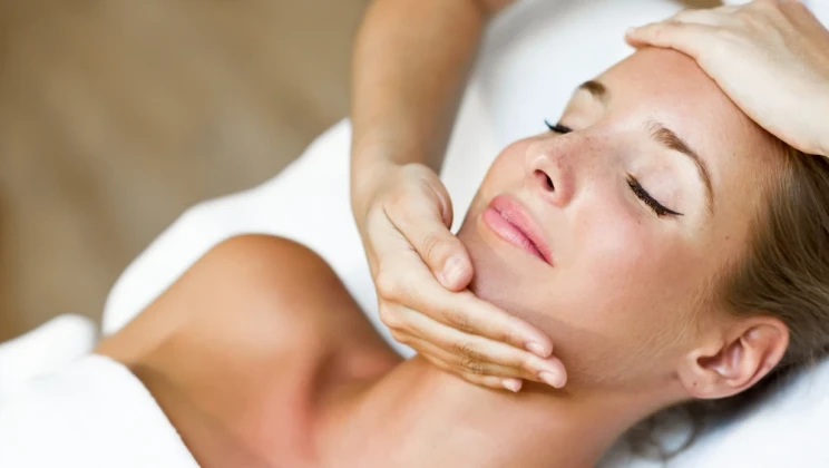 Masajul facial: Ce poate face pentru relaxare și aspectul temporar al feței