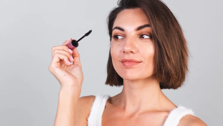 Mascara maro: O alternativă discretă la negru pentru machiajul de zi