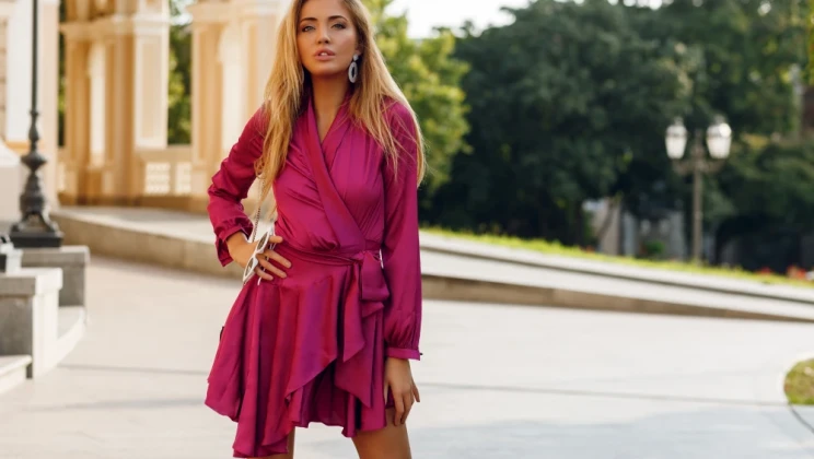 Rochia tip sacou: Între tailoring și feminitate într-o singură piesă